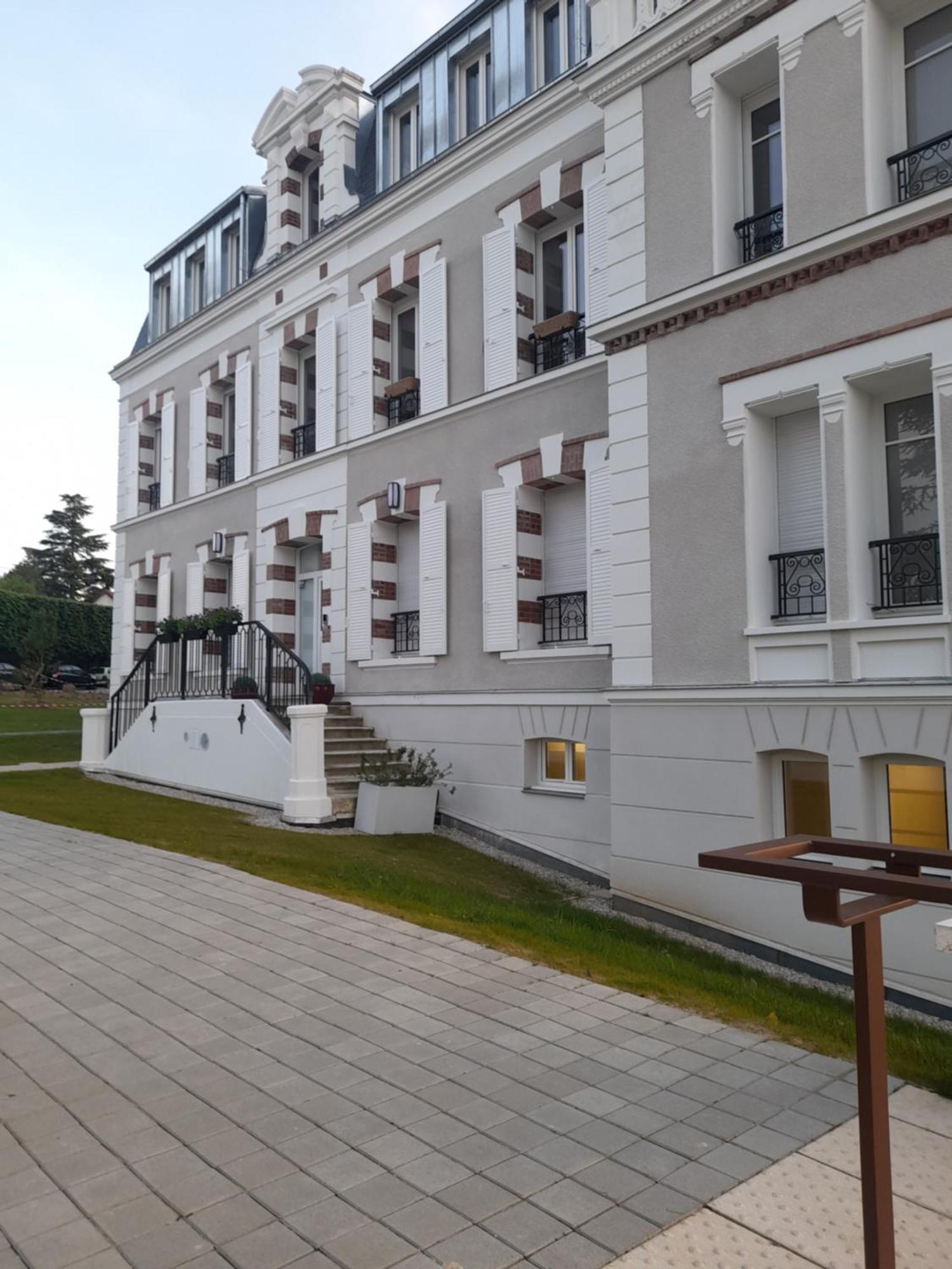 Appart Dans Petit Chateau En Centre Ville Lagny Esterno foto