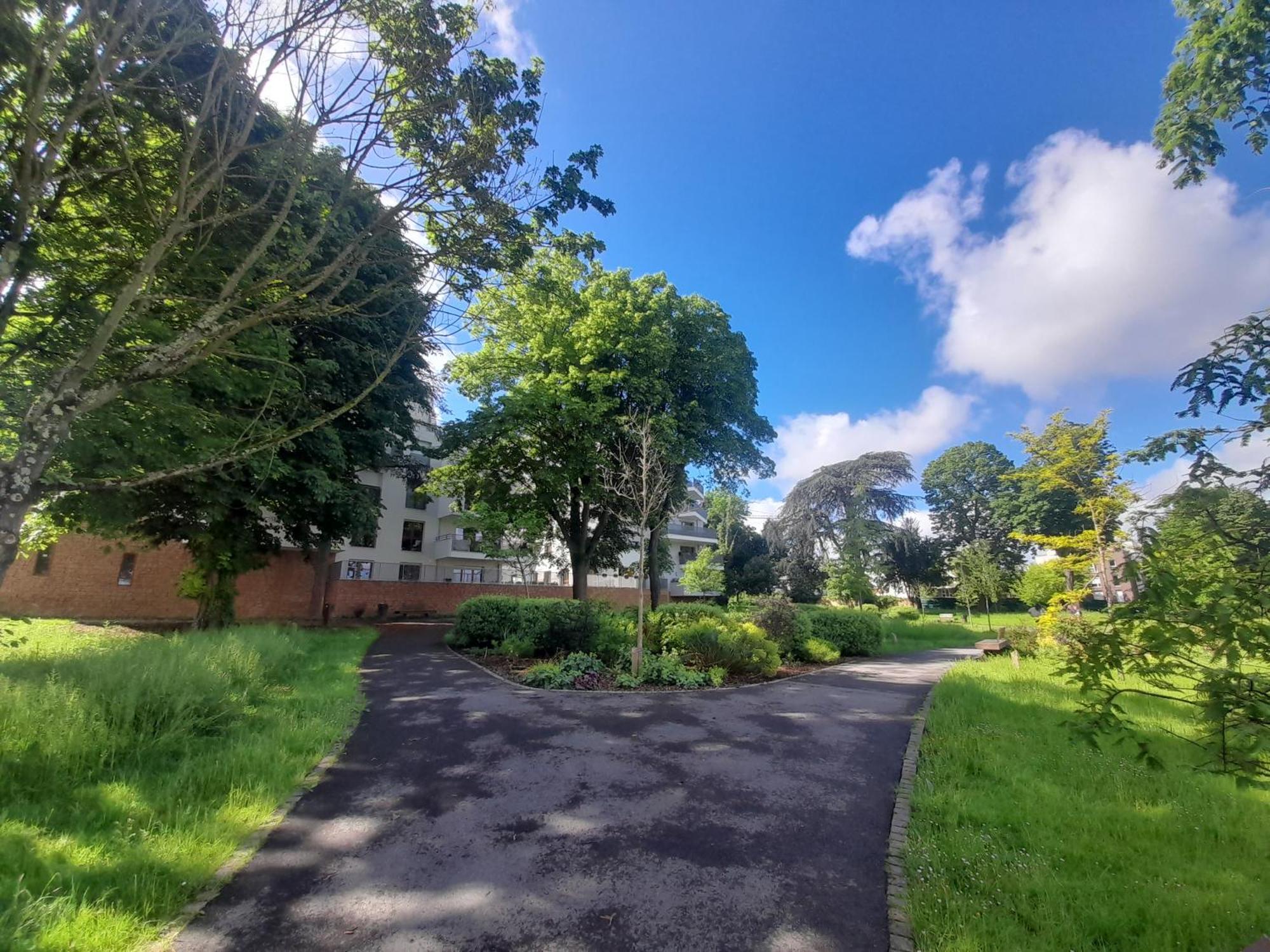 Appart Dans Petit Chateau En Centre Ville Lagny Esterno foto