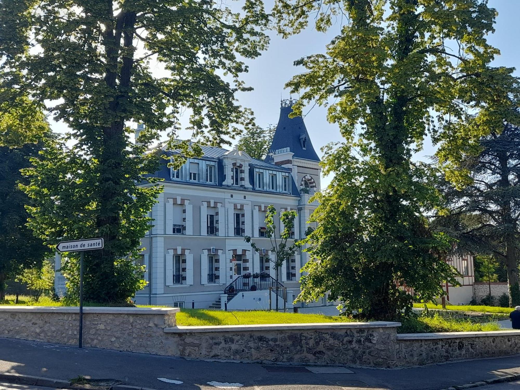 Appart Dans Petit Chateau En Centre Ville Lagny Esterno foto